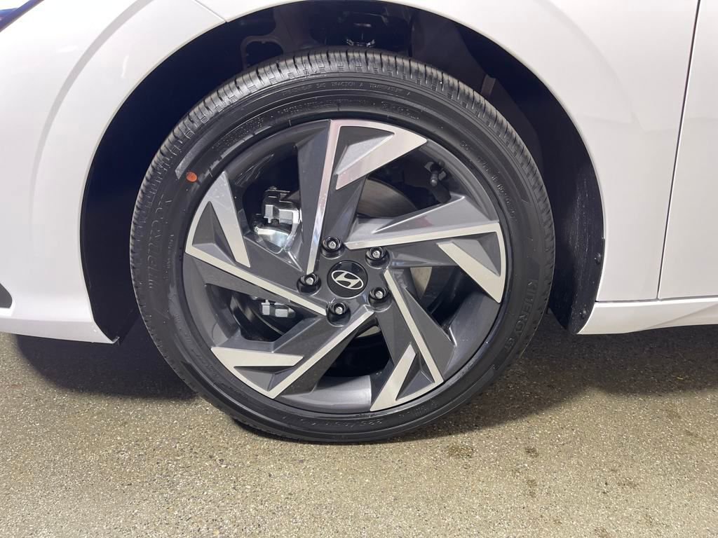 New 2025 Hyundai Elantra SEL image 11
