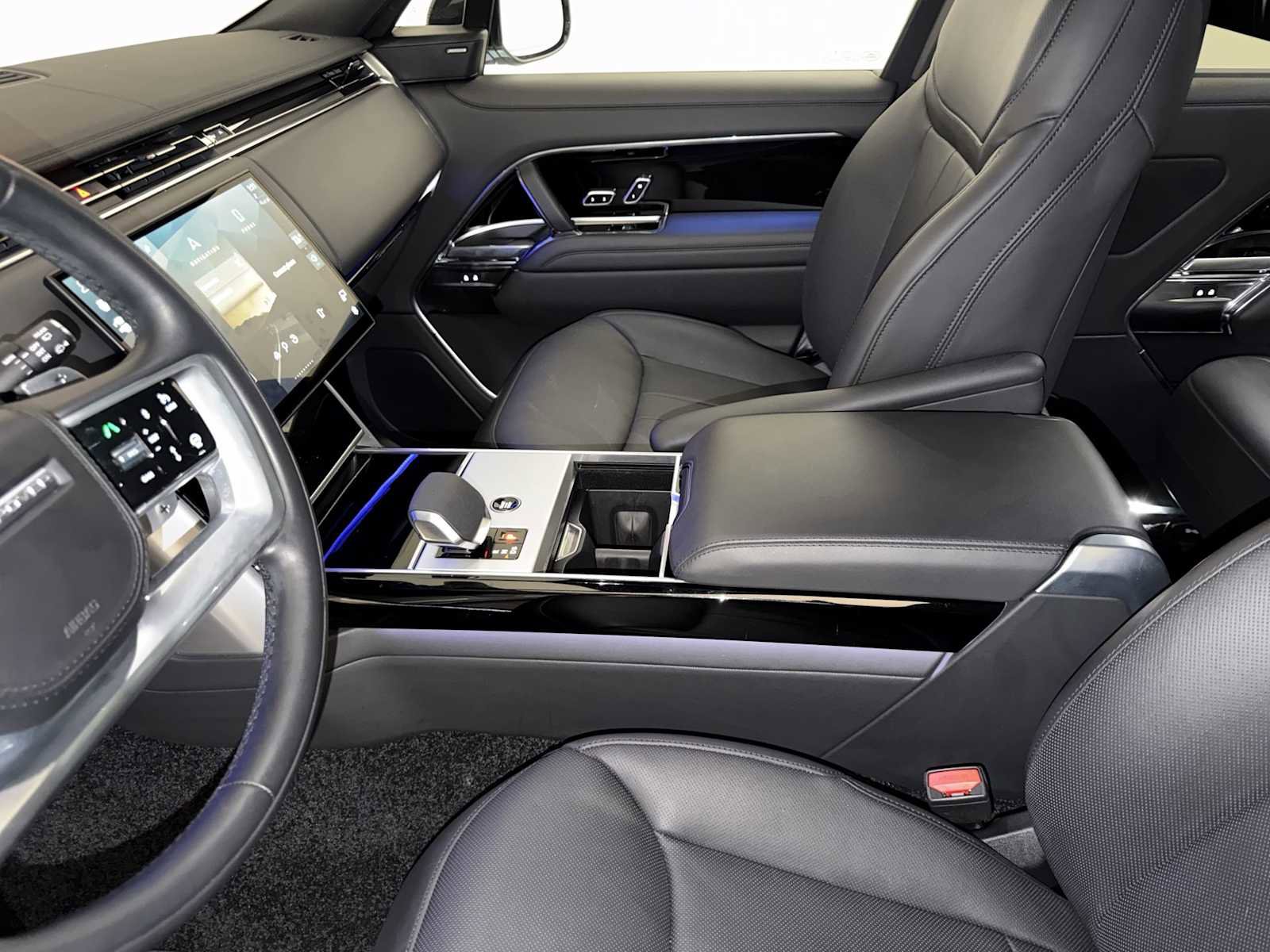 Used 2025 Land Rover Range Rover Long Wheelbase SE image 18