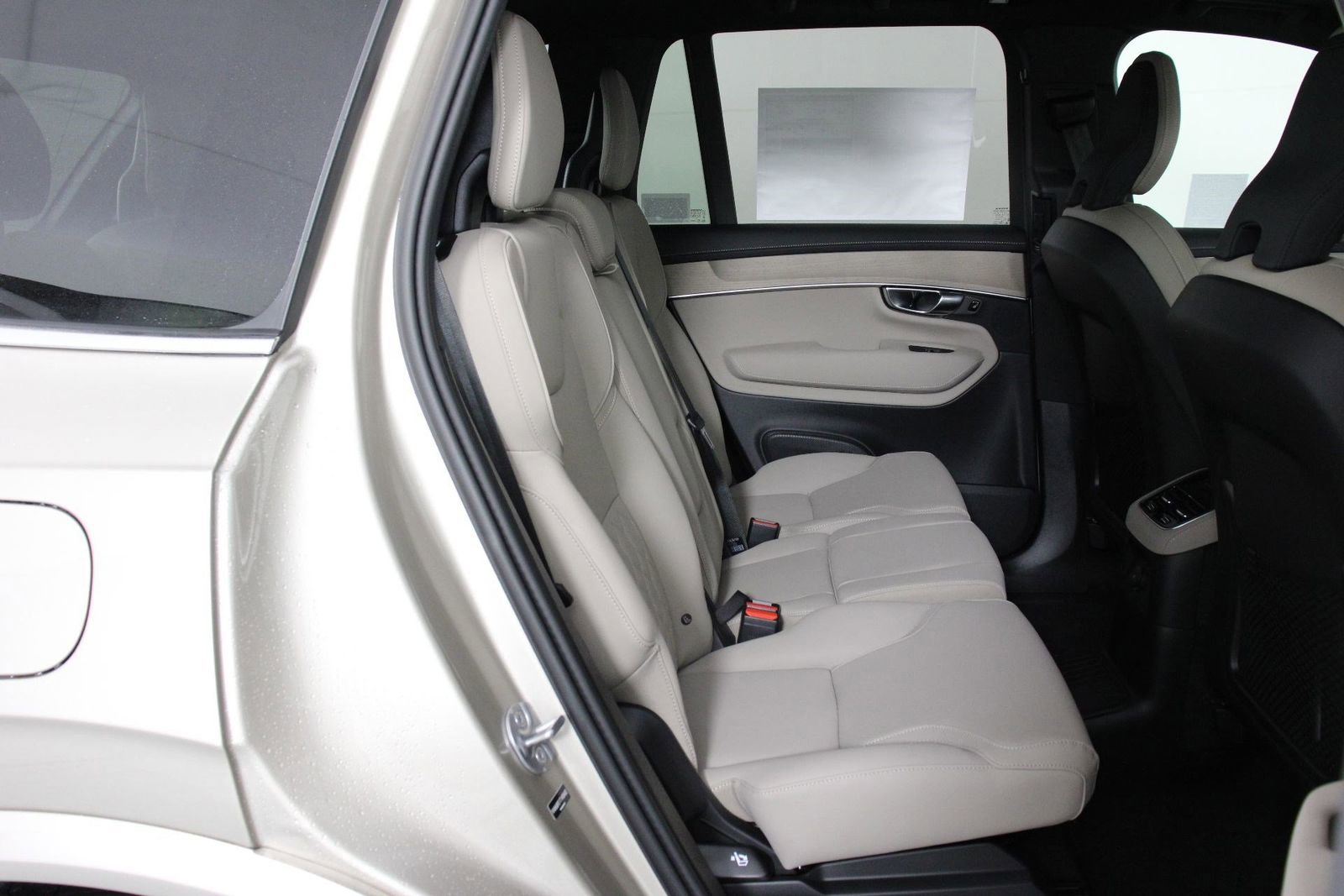 New 2026 Volvo XC90 T8 Plus w/ Protection Package Premier image 11