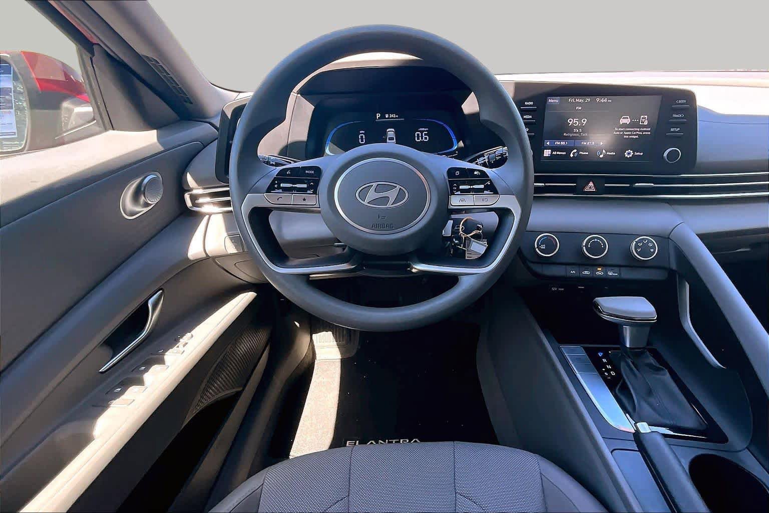 Used 2025 Hyundai Elantra SE w/ Cargo Package FWD image 6