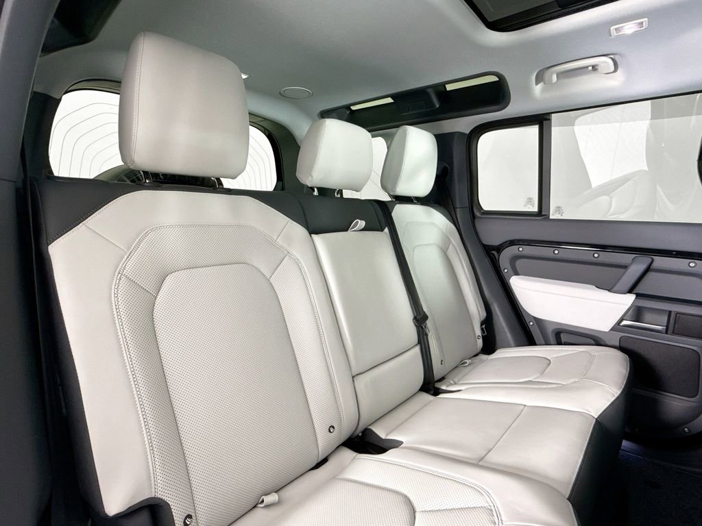 Used 2025 Land Rover Defender 110 X-Dynamic SE image 15