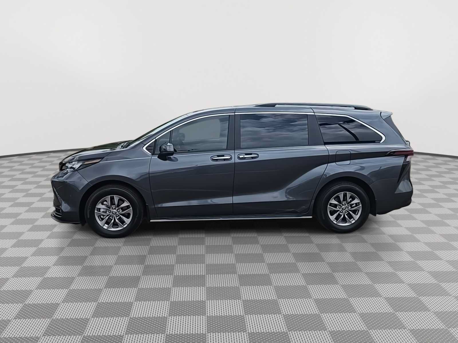 Used 2025 Toyota Sienna XLE w/ XLE Plus Package FWD image 5