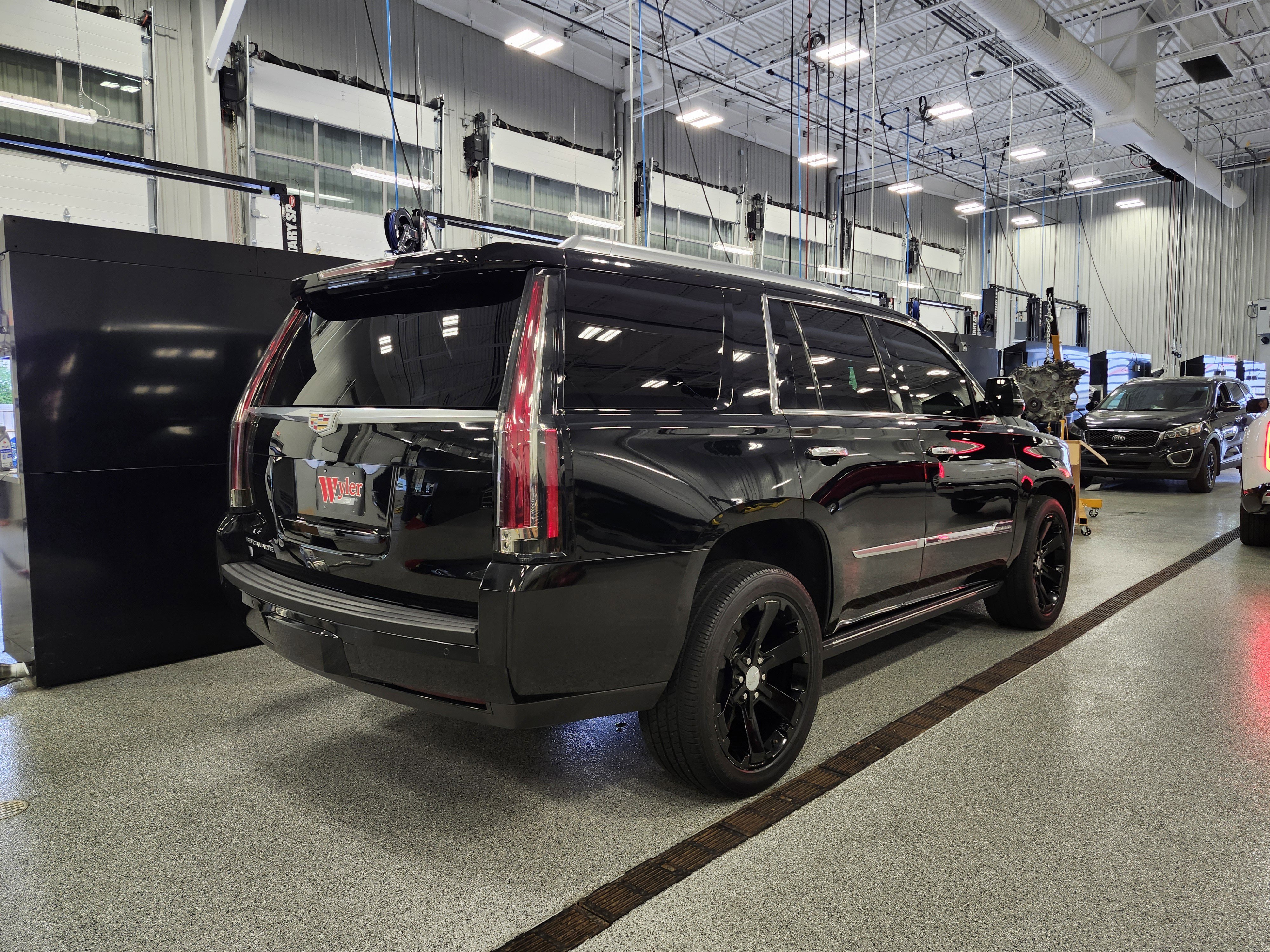 Used 2015 Cadillac Escalade Premium image 3