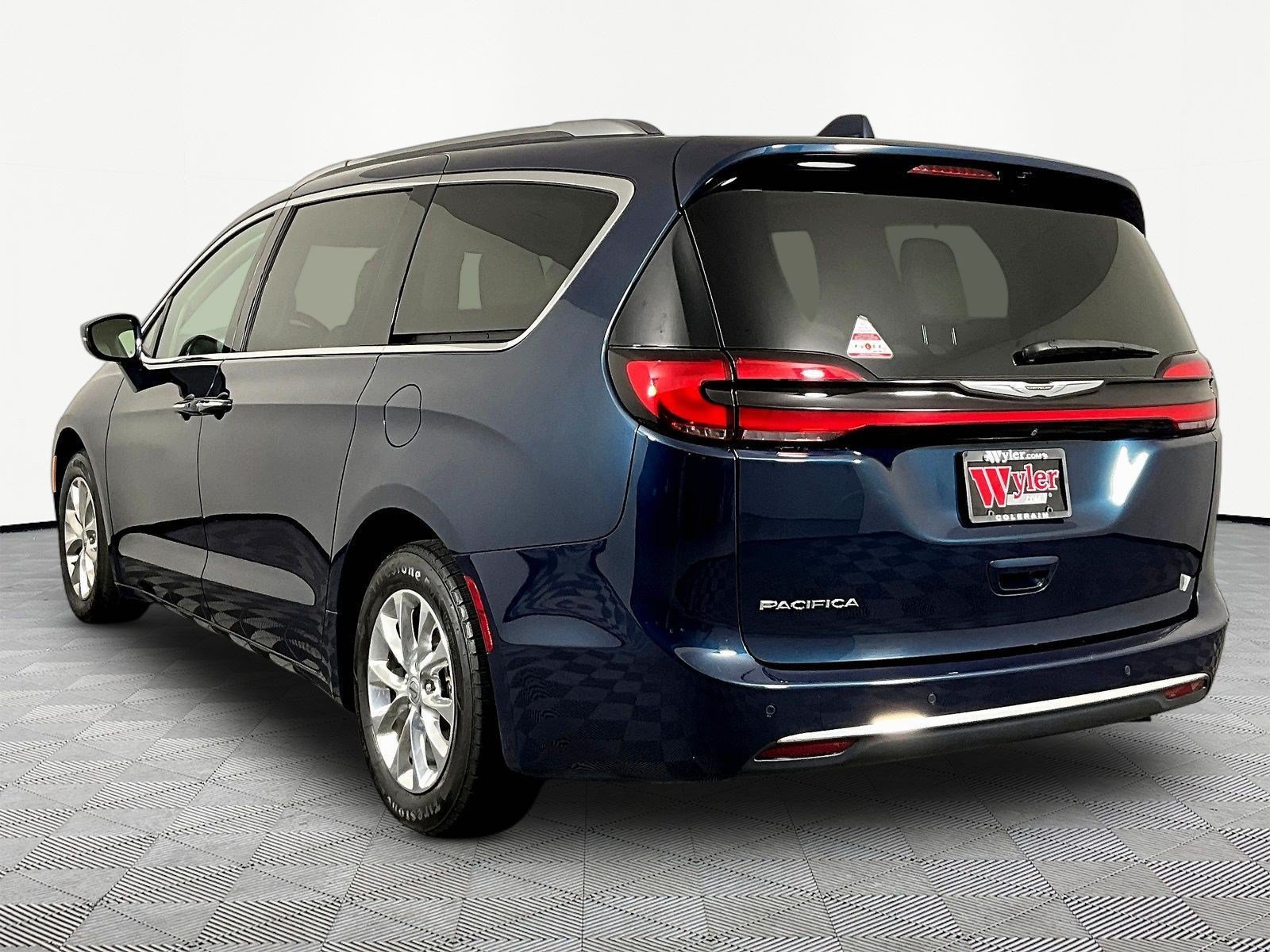 Used 2021 Chrysler Pacifica Touring-L FWD image 4