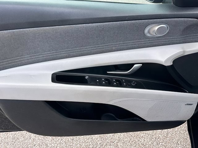 Used 2021 Hyundai Elantra Limited FWD image 17