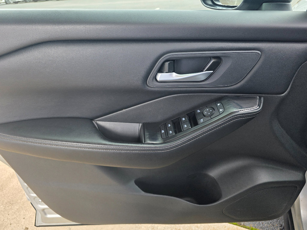 Used 2025 Nissan Rogue SV FWD image 10