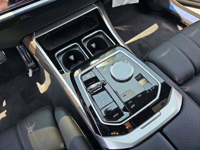 New 2025 BMW 750e xDrive w/ Premium Package image 25