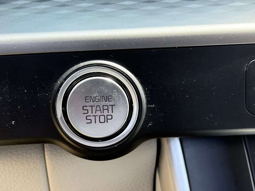 Used 2024 Kia Carnival LX FWD image 19