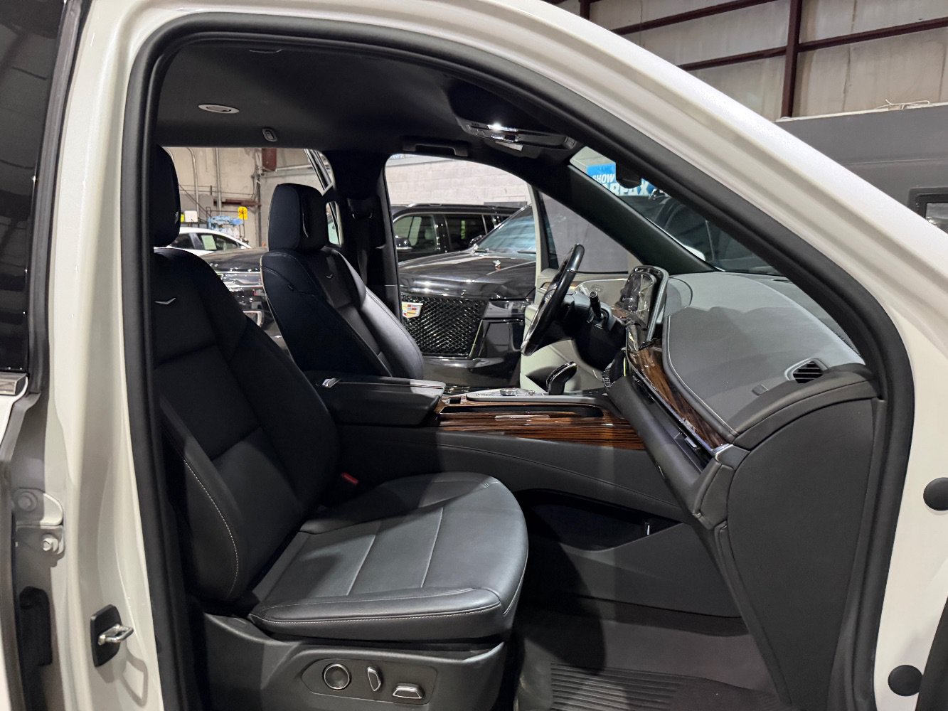 Used 2022 Cadillac Escalade Luxury AWD/4WD image 27