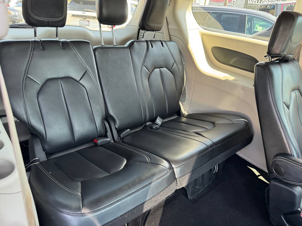 Used 2023 Chrysler Pacifica Touring-L FWD image 5