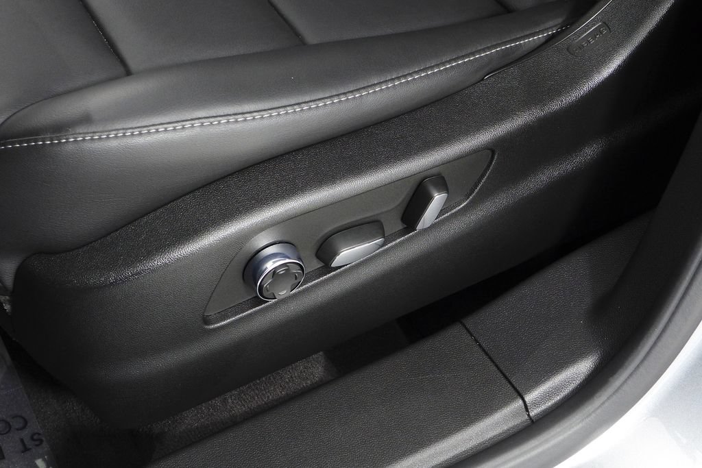 Used 2025 Cadillac XT4 Premium Luxury FWD image 23