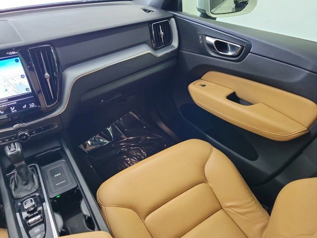 Used 2018 Volvo XC60 T6 Momentum w/ Convenience Package image 16