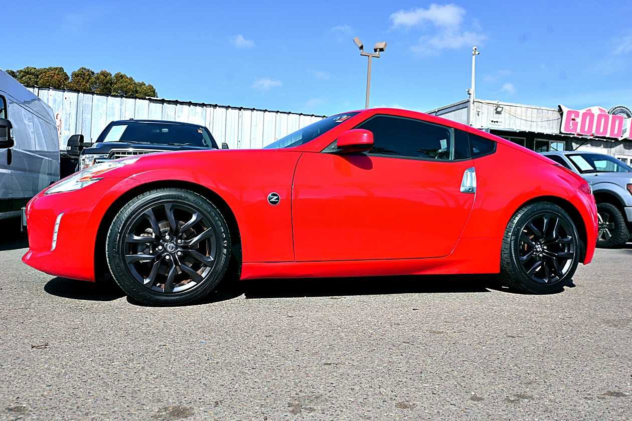 Used 2016 Nissan 370Z Coupe RWD image 4