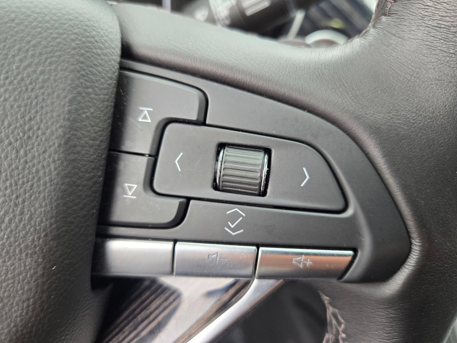 Used 2025 Cadillac XT6 Premium Luxury AWD/4WD image 18