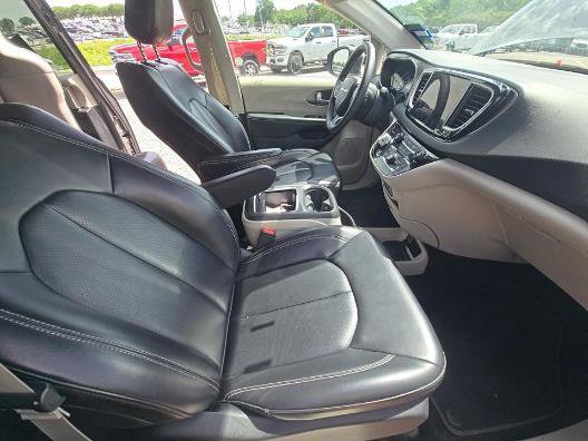 Used 2023 Chrysler Pacifica Touring-L FWD image 9