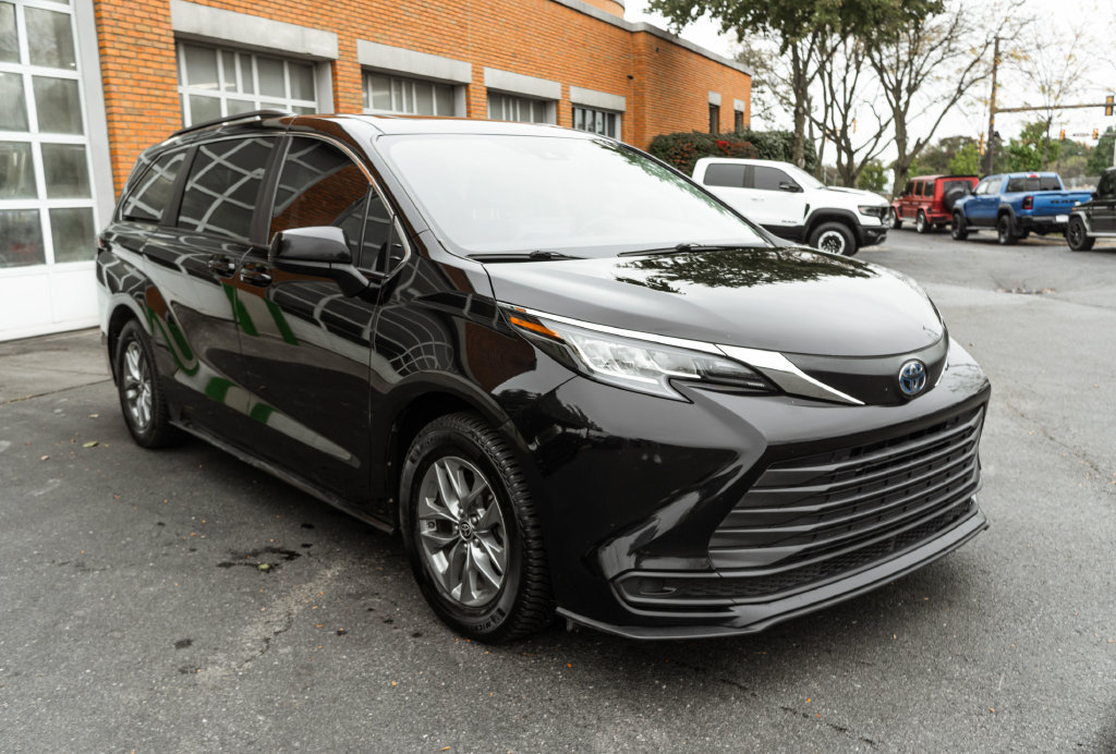 Used 2022 Toyota Sienna LE w/ LE Plus Package AWD/4WD image 5