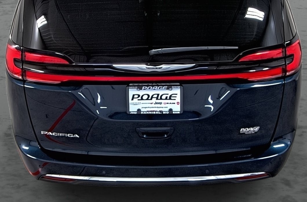 Used 2024 Chrysler Pacifica Touring-L FWD image 11