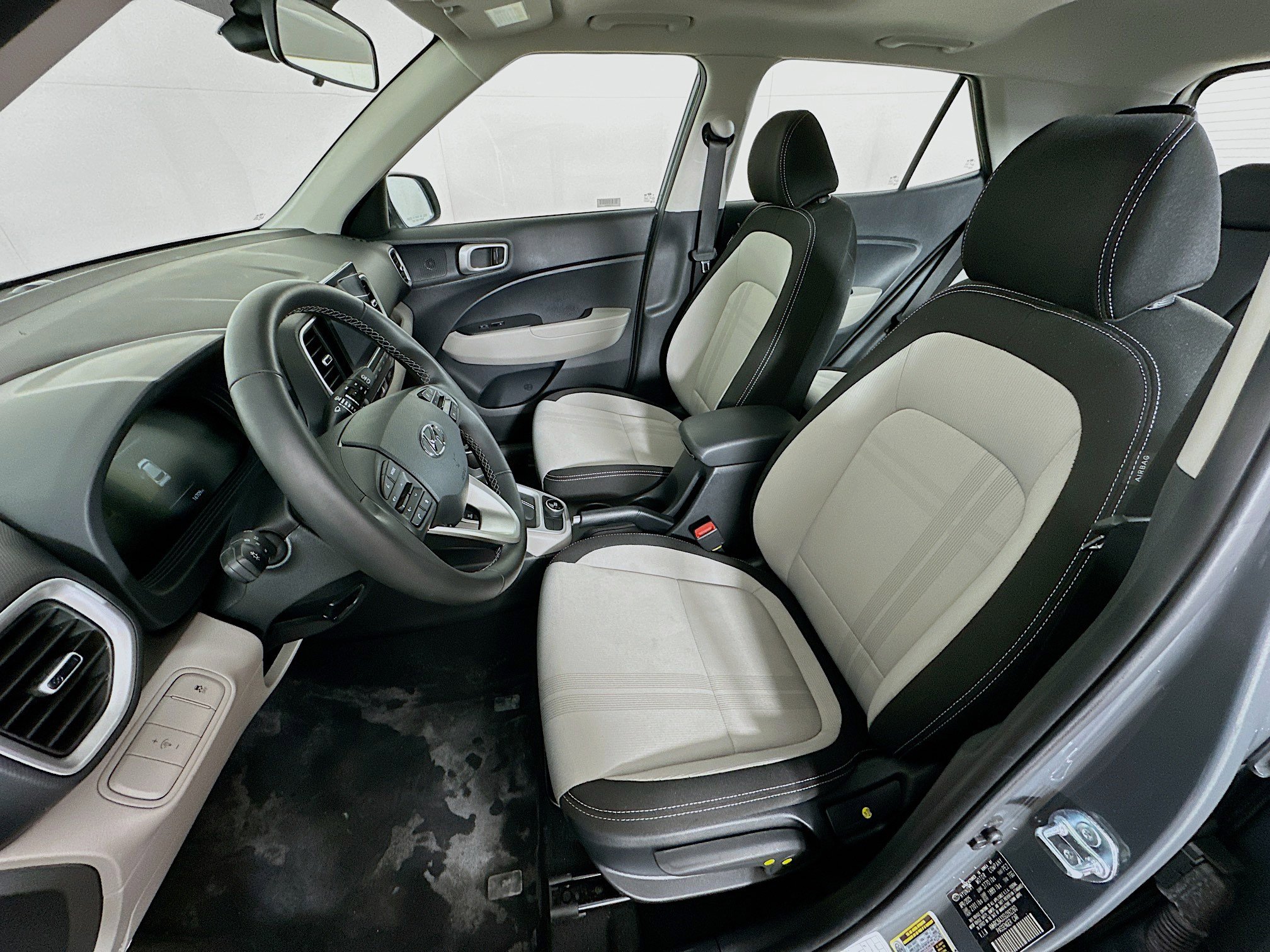 Used 2025 Hyundai Venue SEL image 13