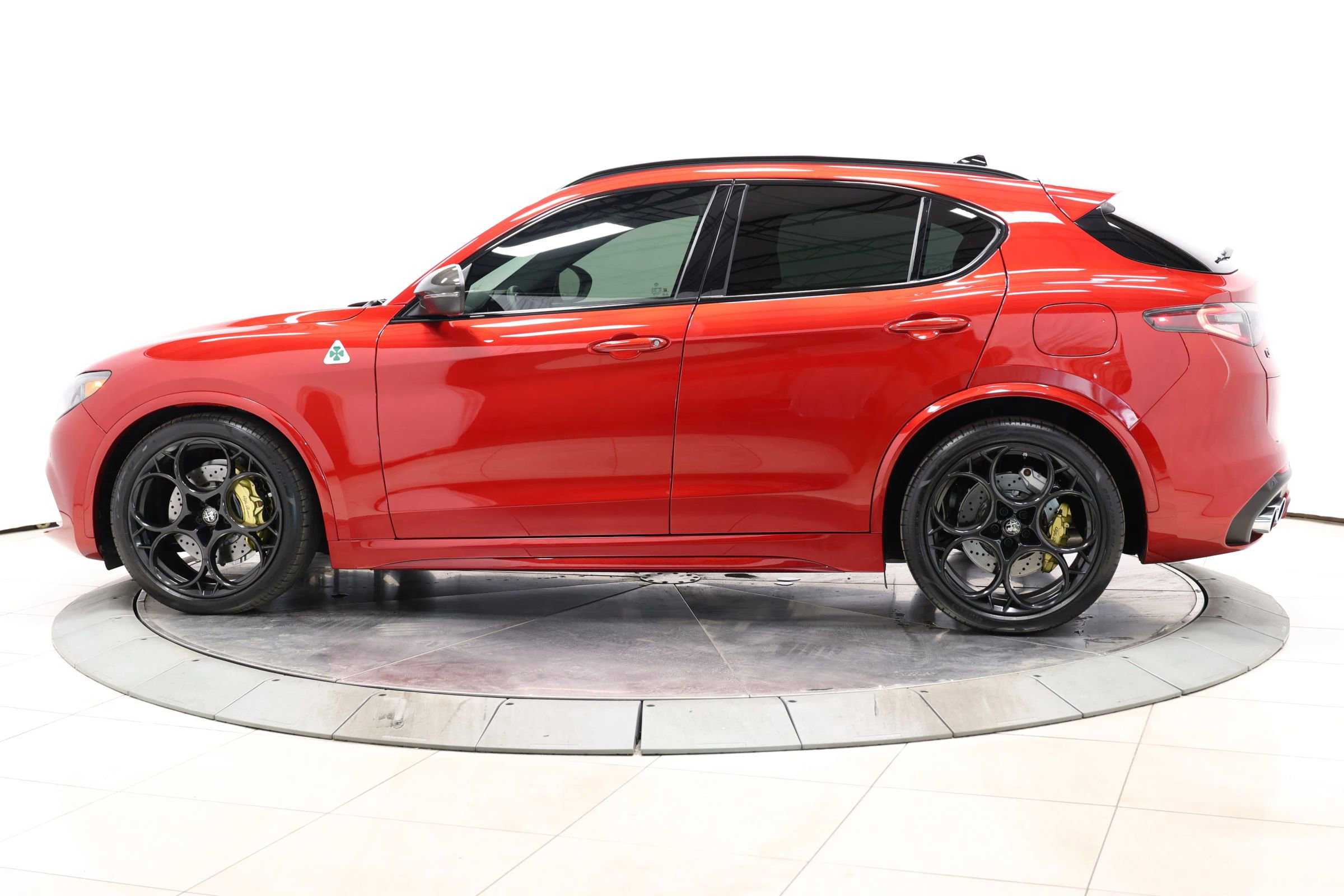 Used 2024 Alfa Romeo Stelvio Quadrifoglio image 9