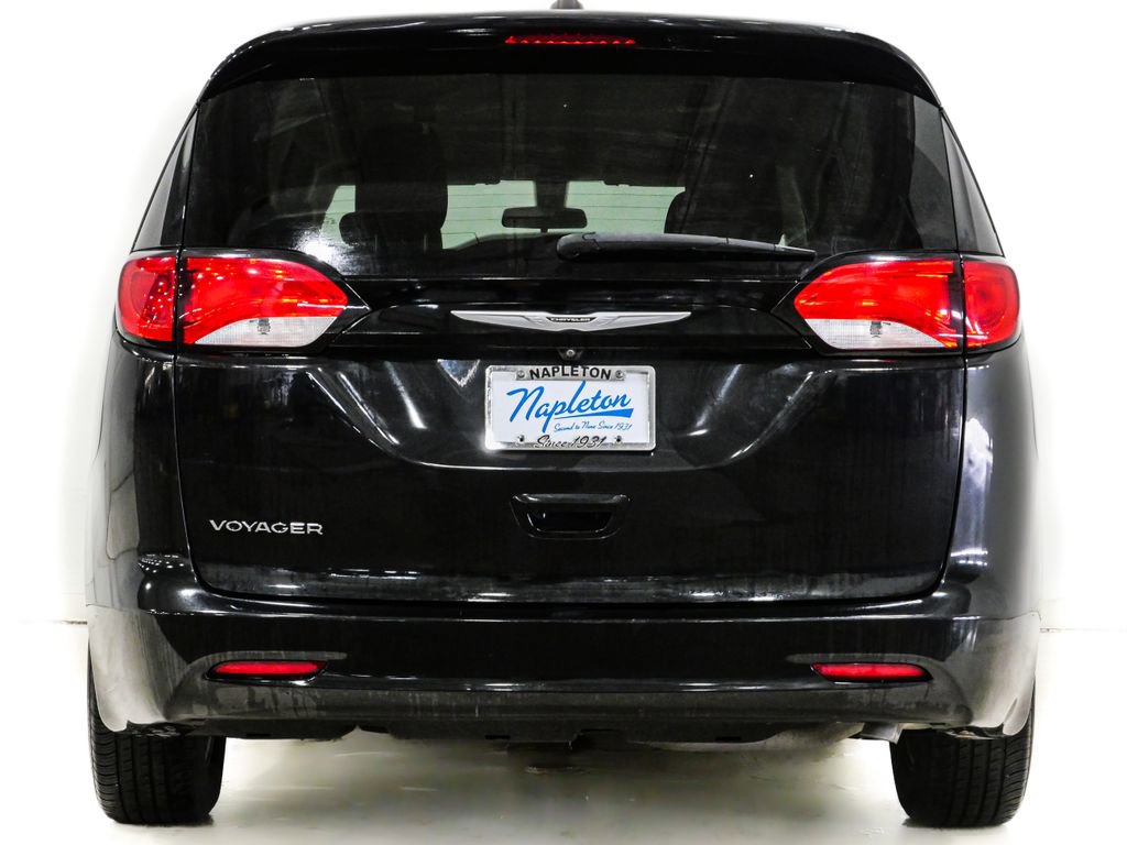 Used 2022 Chrysler Voyager LX image 7