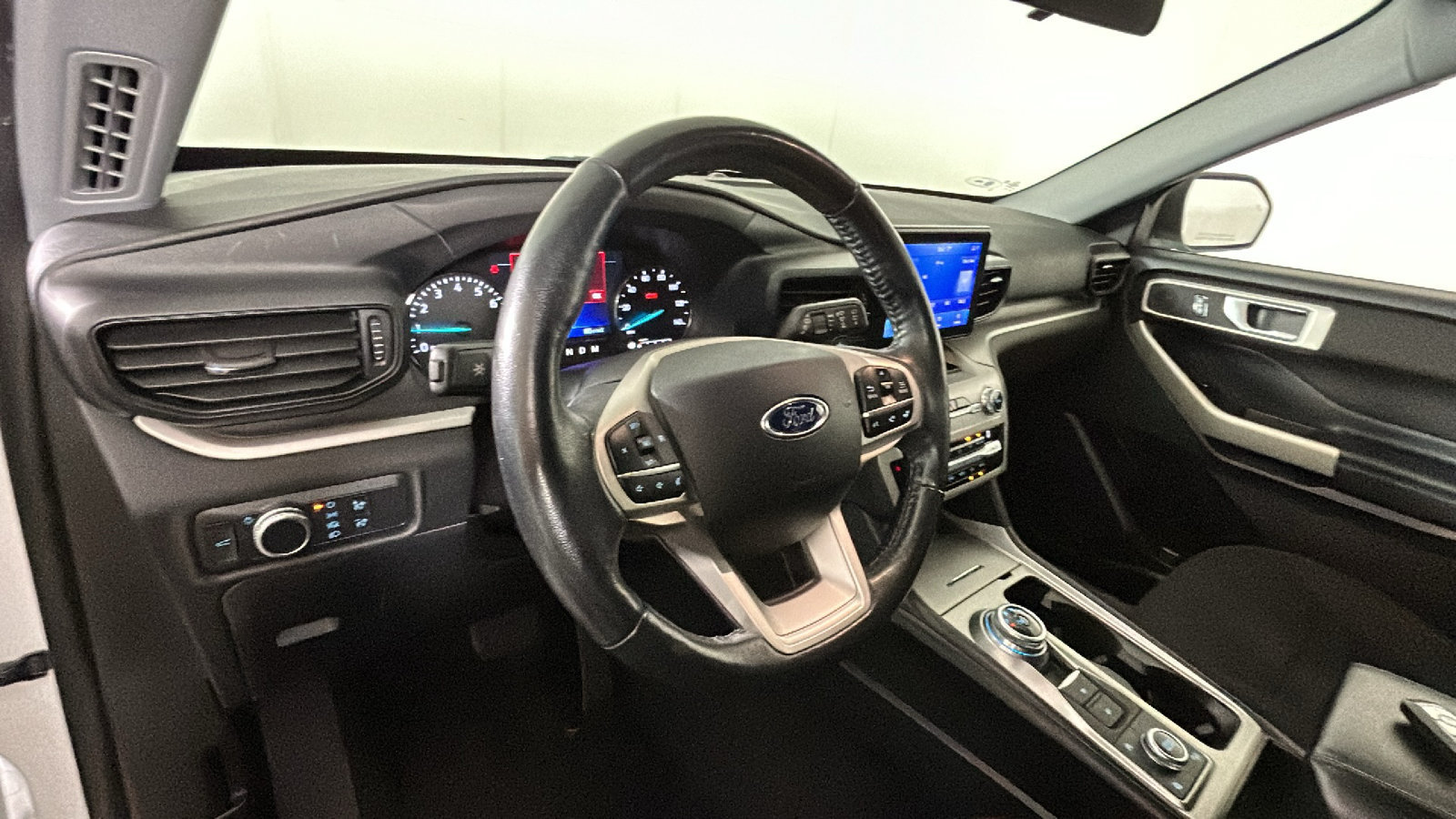 Used 2020 Ford Explorer XLT w/ Comfort Package AWD/4WD image 16