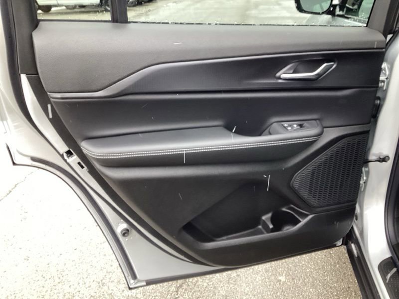 New 2025 Jeep Grand Cherokee L Altitude image 18