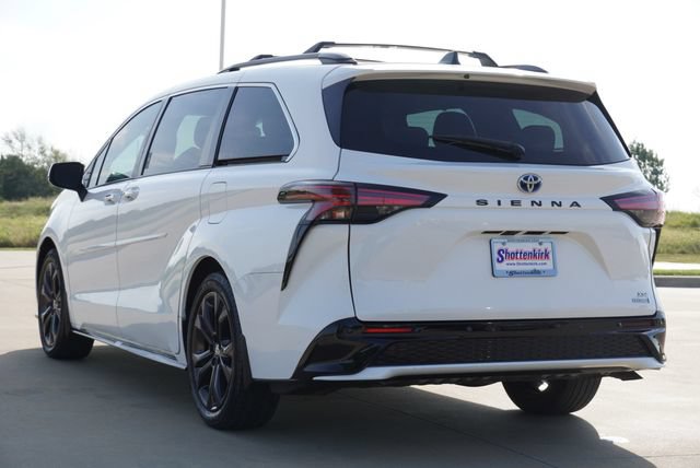Used 2023 Toyota Sienna XSE FWD image 6