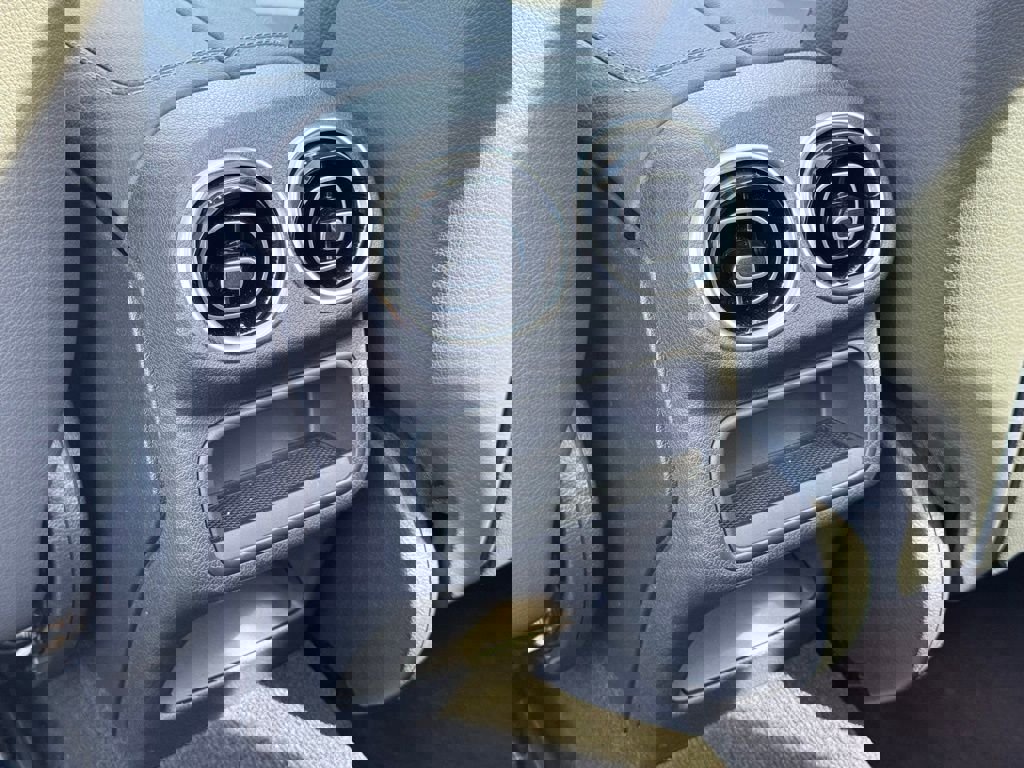 Used 2025 Mercedes-Benz GLC 300 4MATIC image 18