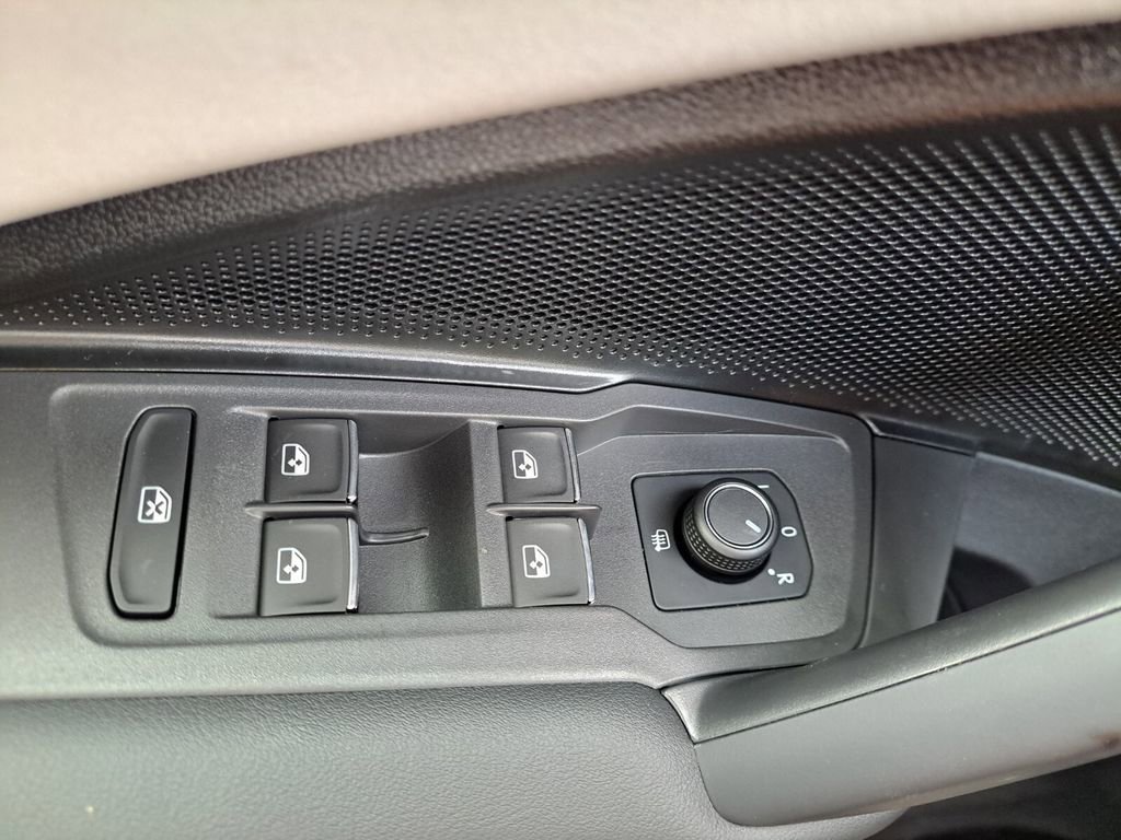 New 2025 Volkswagen Tiguan SE image 15