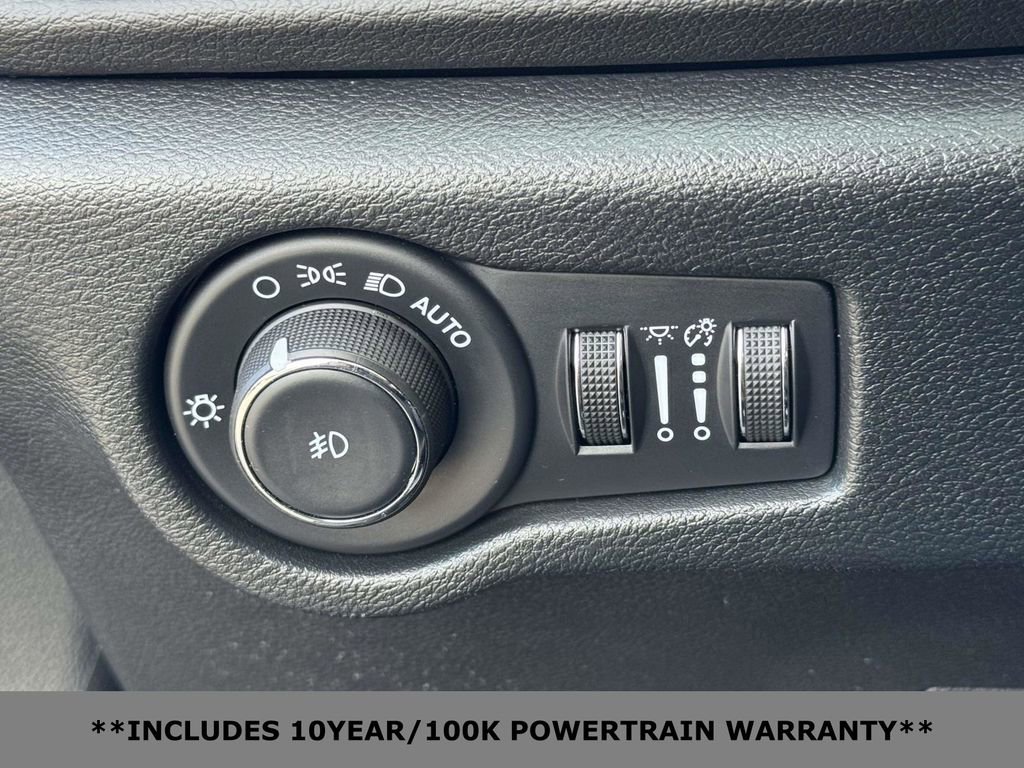 Used 2025 Chrysler Pacifica Select FWD image 18