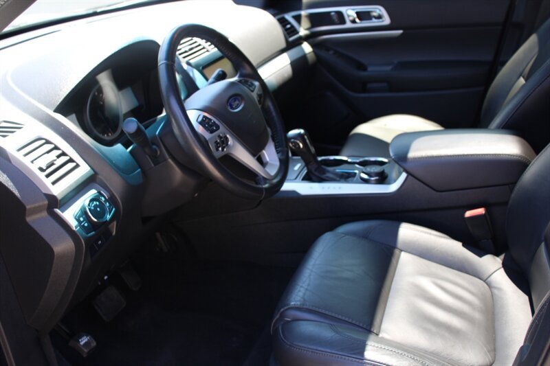 Used 2015 Ford Explorer XLT w/ Equipment Group 202B AWD/4WD image 5