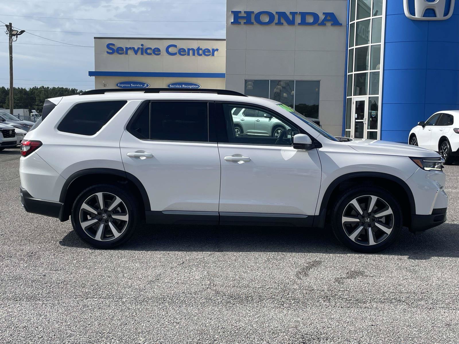 Certified 2023 Honda Pilot Touring image 2