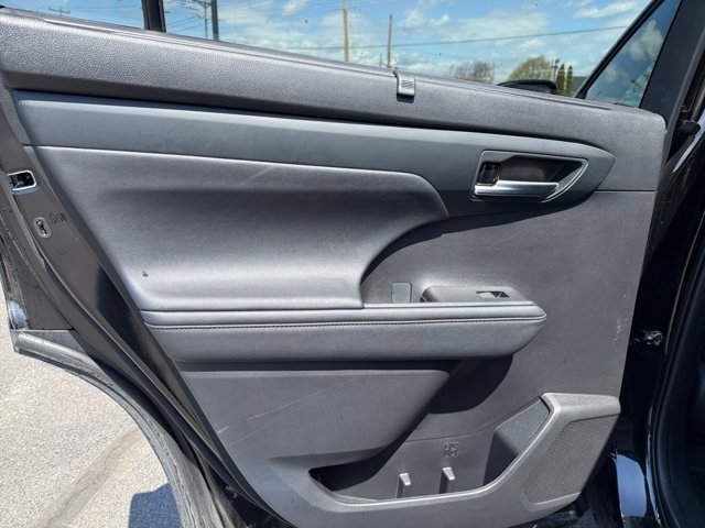 Used 2023 Toyota Highlander XLE AWD/4WD image 35