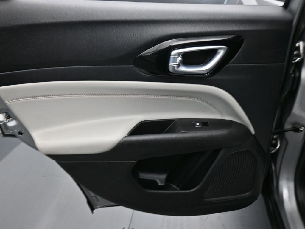 Used 2022 Jeep Compass Limited image 11