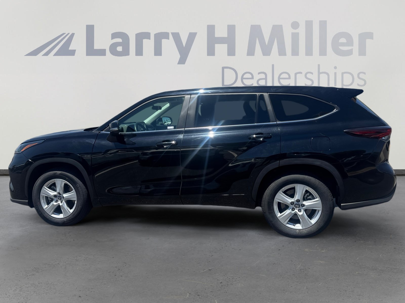 Used 2025 Toyota Highlander LE FWD image 2
