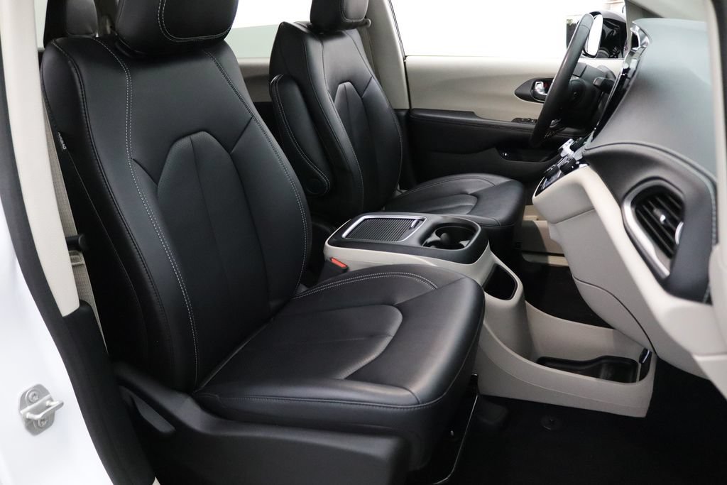 Used 2024 Chrysler Pacifica Limited FWD image 13