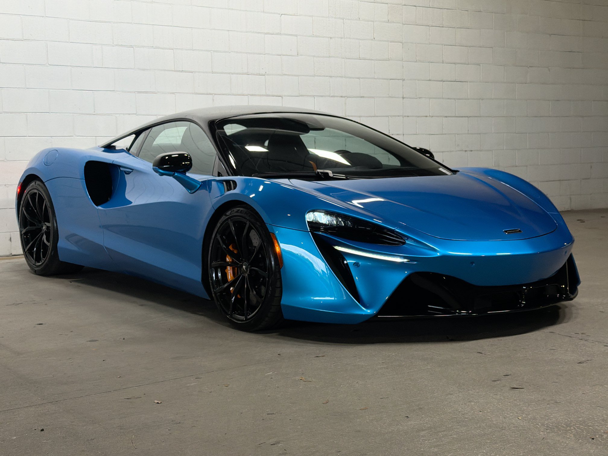 Used 2023 McLaren Artura RWD image 6
