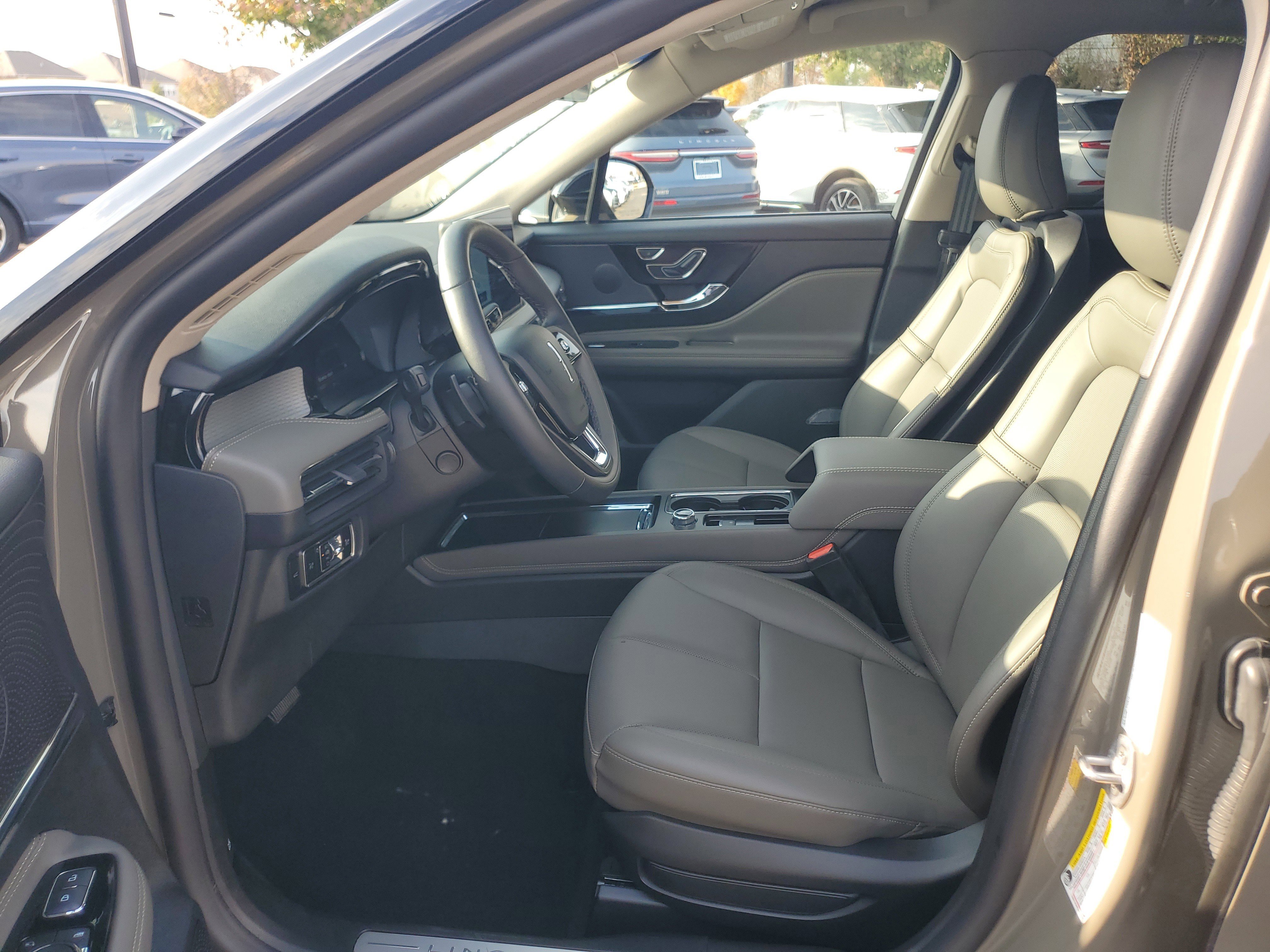 Certified 2025 Lincoln Corsair AWD w/ Equipment Group 101A image 12