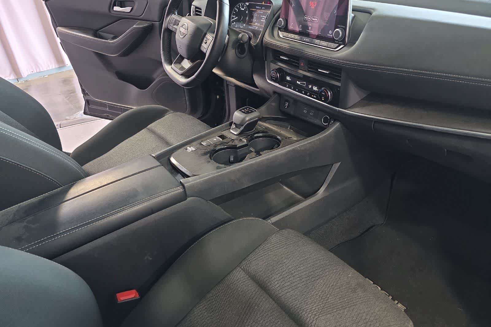 Used 2025 Nissan Rogue SV FWD image 18