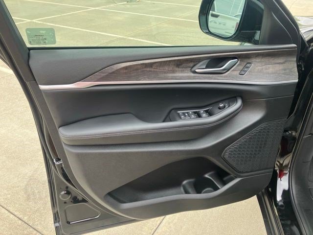 New 2026 Jeep Grand Cherokee Limited w/ Luxury Tech Group II AWD/4WD image 8