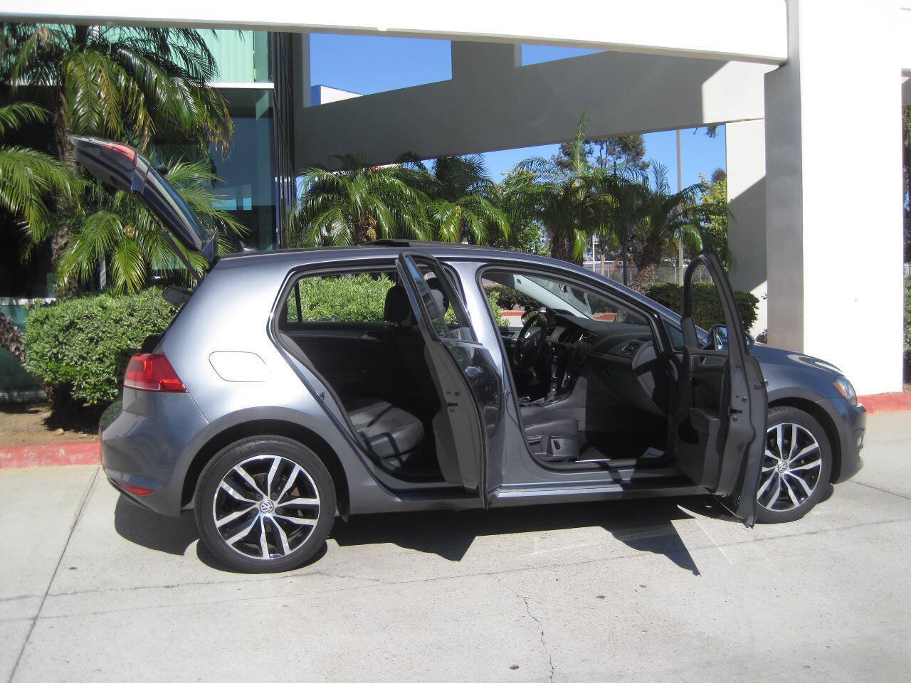 Used 2015 Volkswagen Golf S FWD image 4