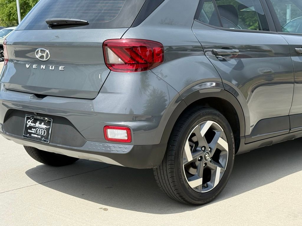 Used 2024 Hyundai Venue Limited FWD image 14