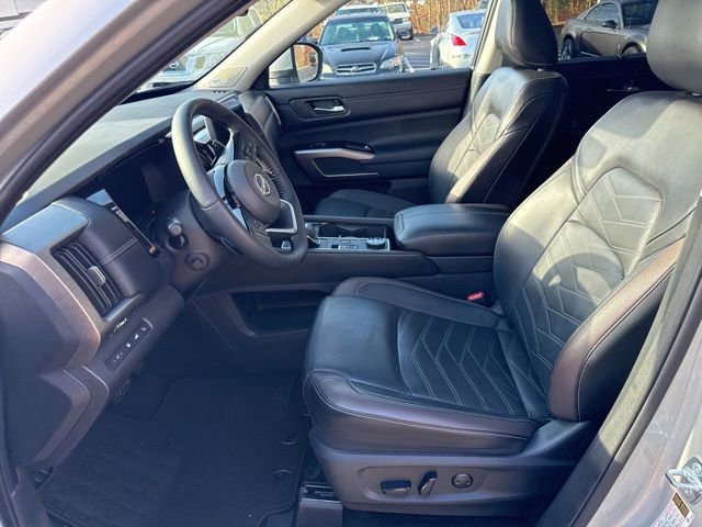Used 2024 Nissan Pathfinder Platinum w/ Cargo Package image 12