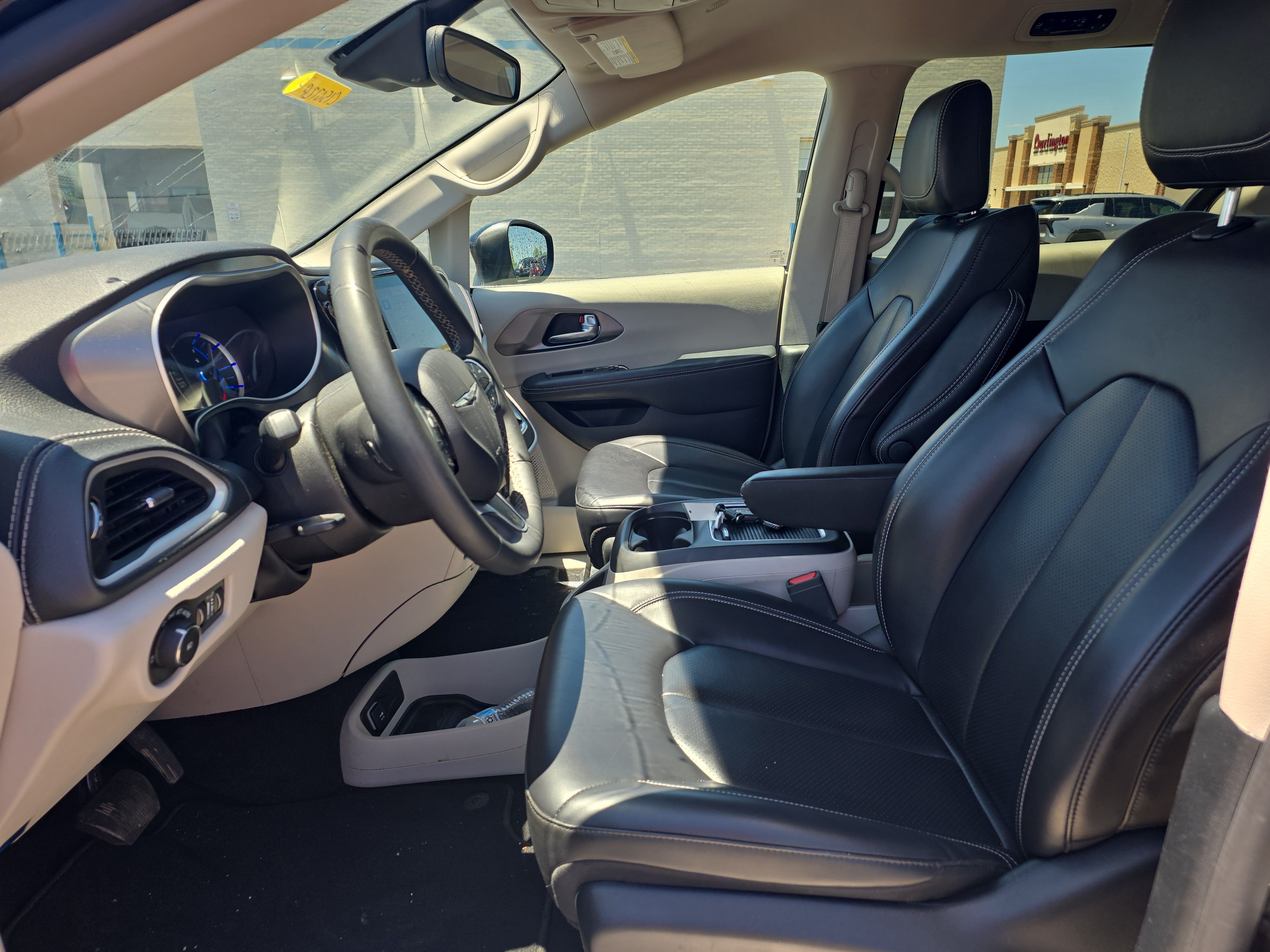 Used 2023 Chrysler Pacifica Touring-L FWD image 13