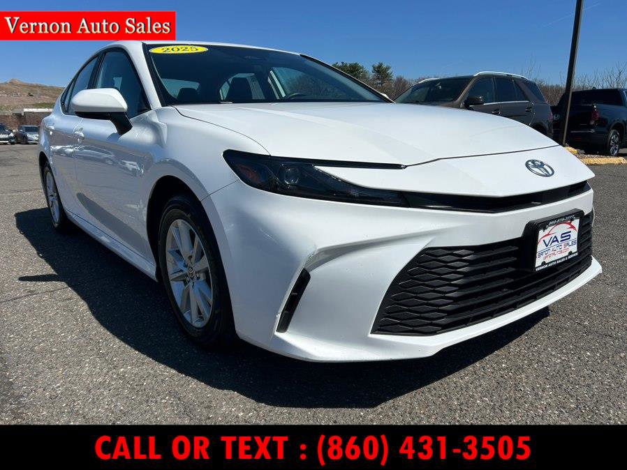Used 2025 Toyota Camry LE image 3