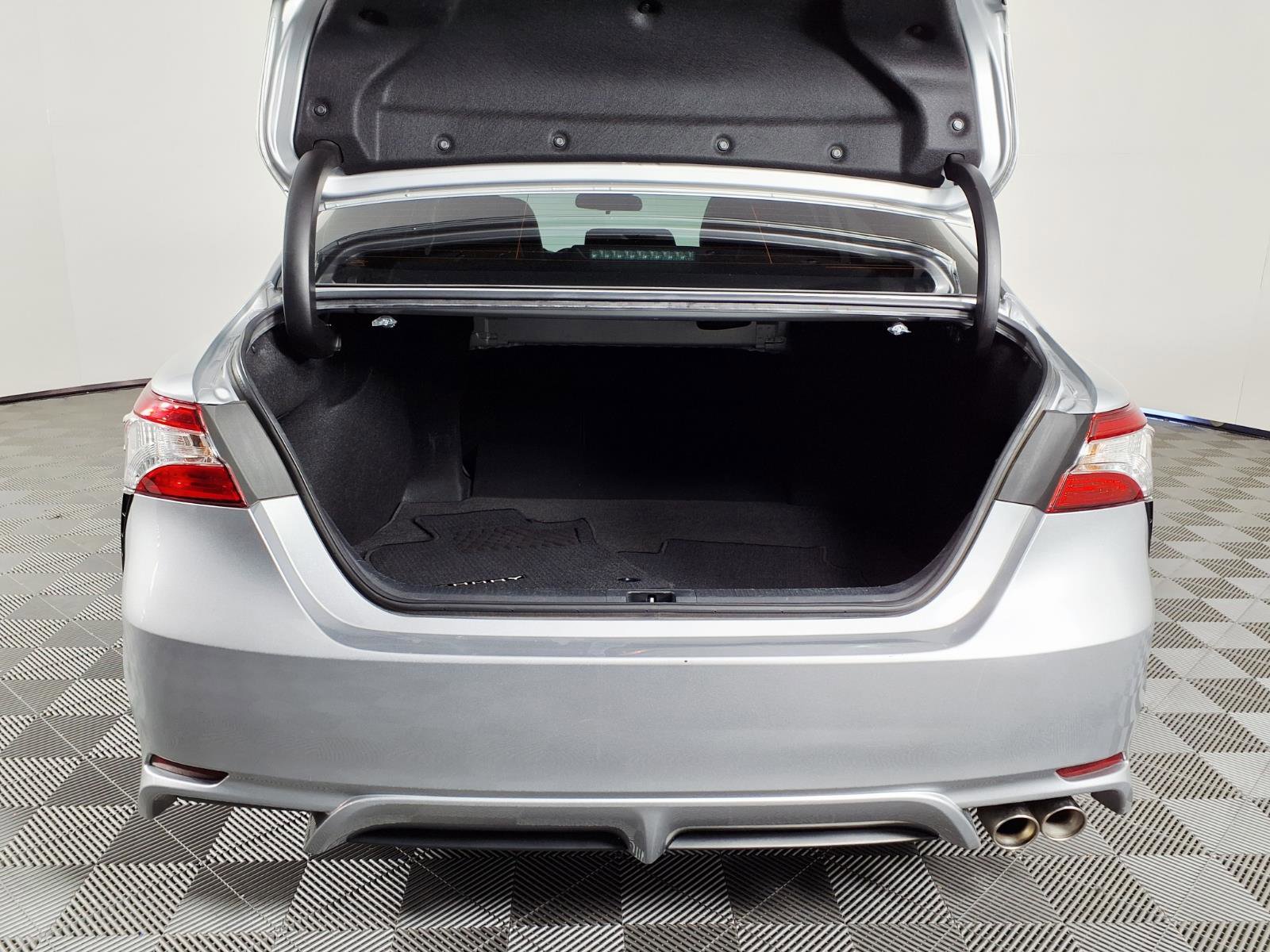 Used 2020 Toyota Camry SE w/ Carpet Mat Package FWD image 8