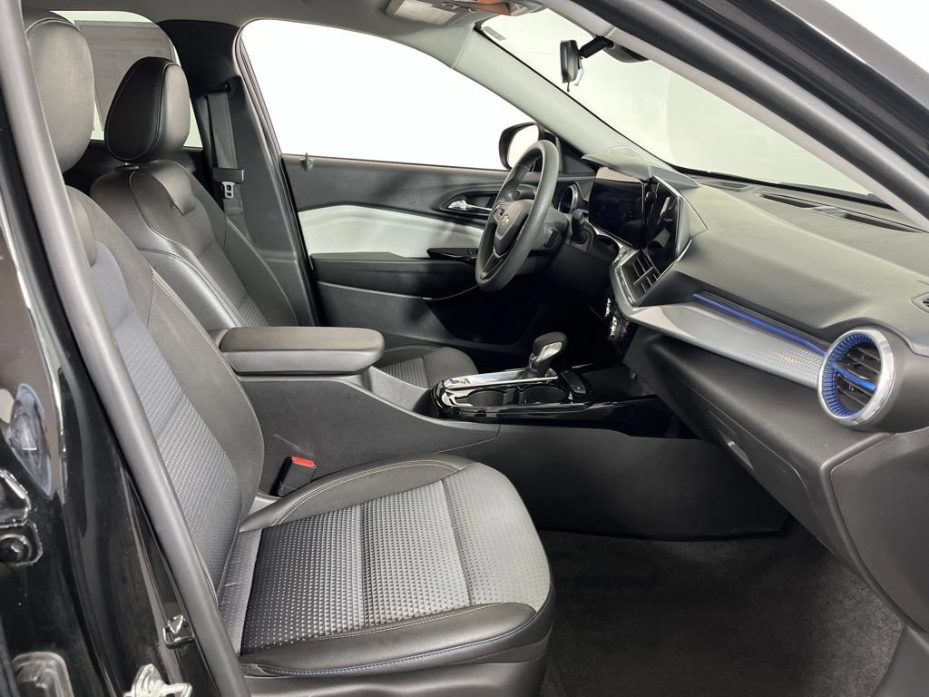 Used 2025 Chevrolet Trax LT FWD image 12