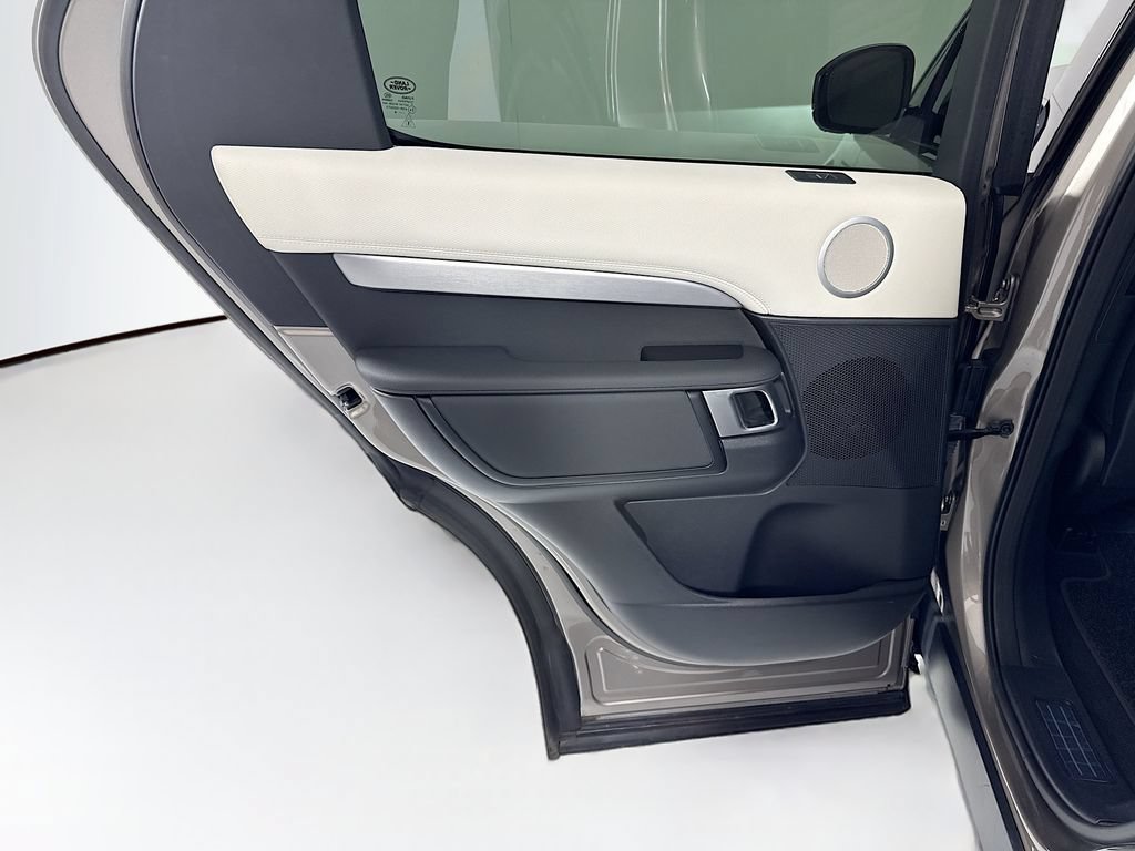 Used 2025 Land Rover Discovery Dynamic SE AWD/4WD image 27