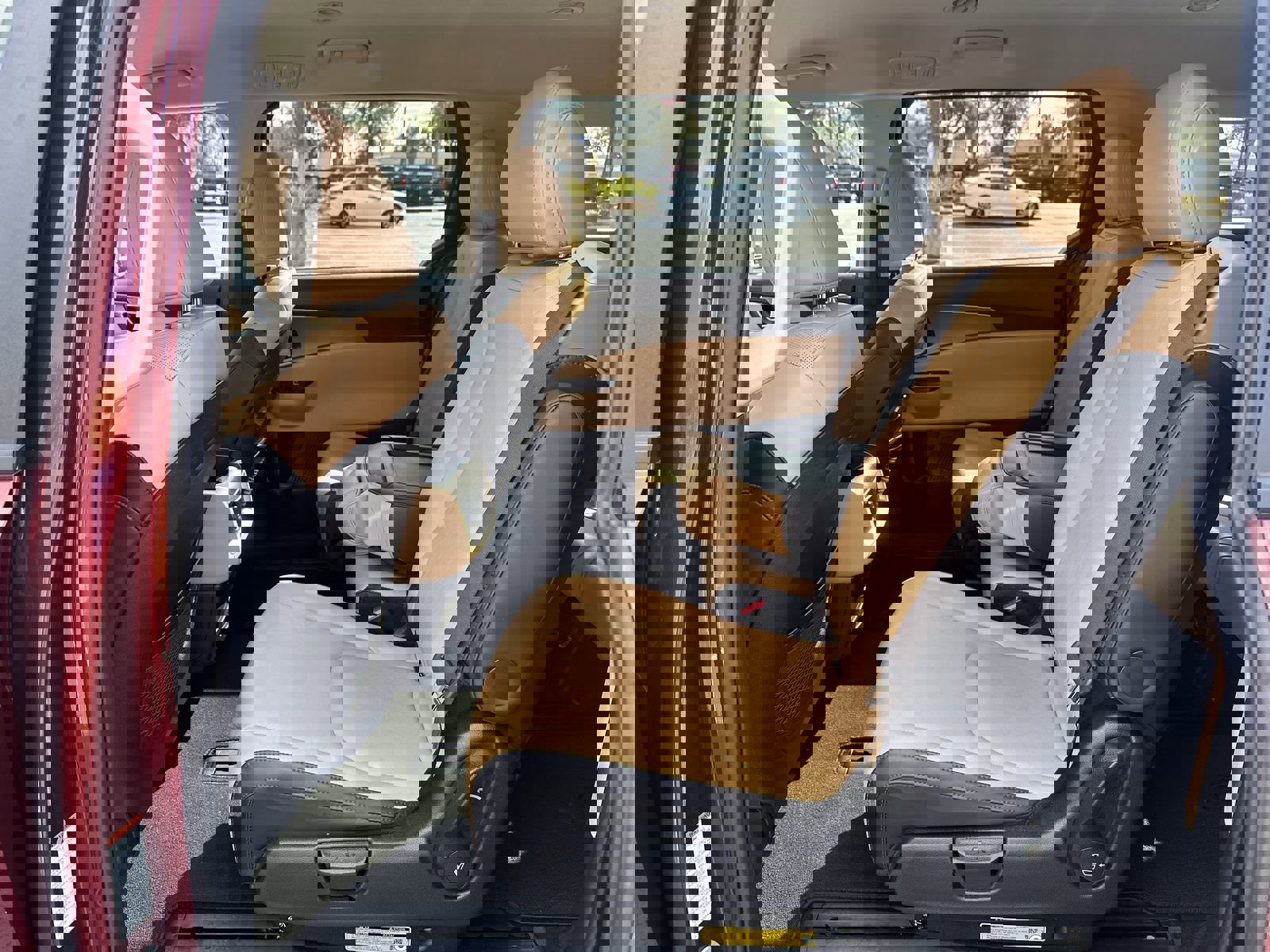 Used 2024 Kia Carnival LX image 31