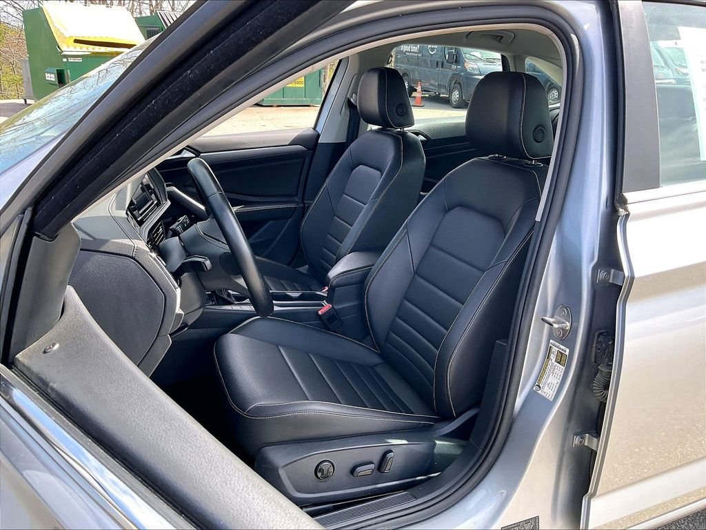 Used 2024 Volkswagen Jetta SE FWD image 9